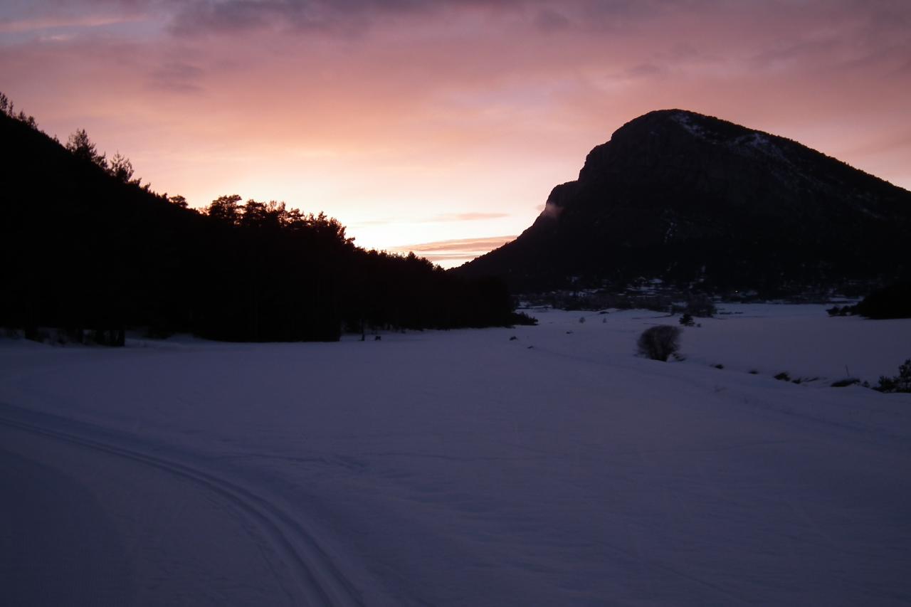 Coucher de soleil pendant le damage des pistes